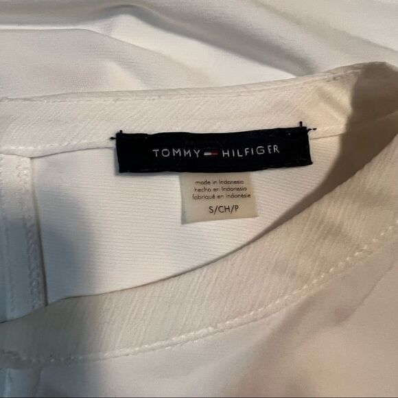 3 for $30! Tommy Hilfiger tank‎ top with key hole detail - Picture 3 of 8